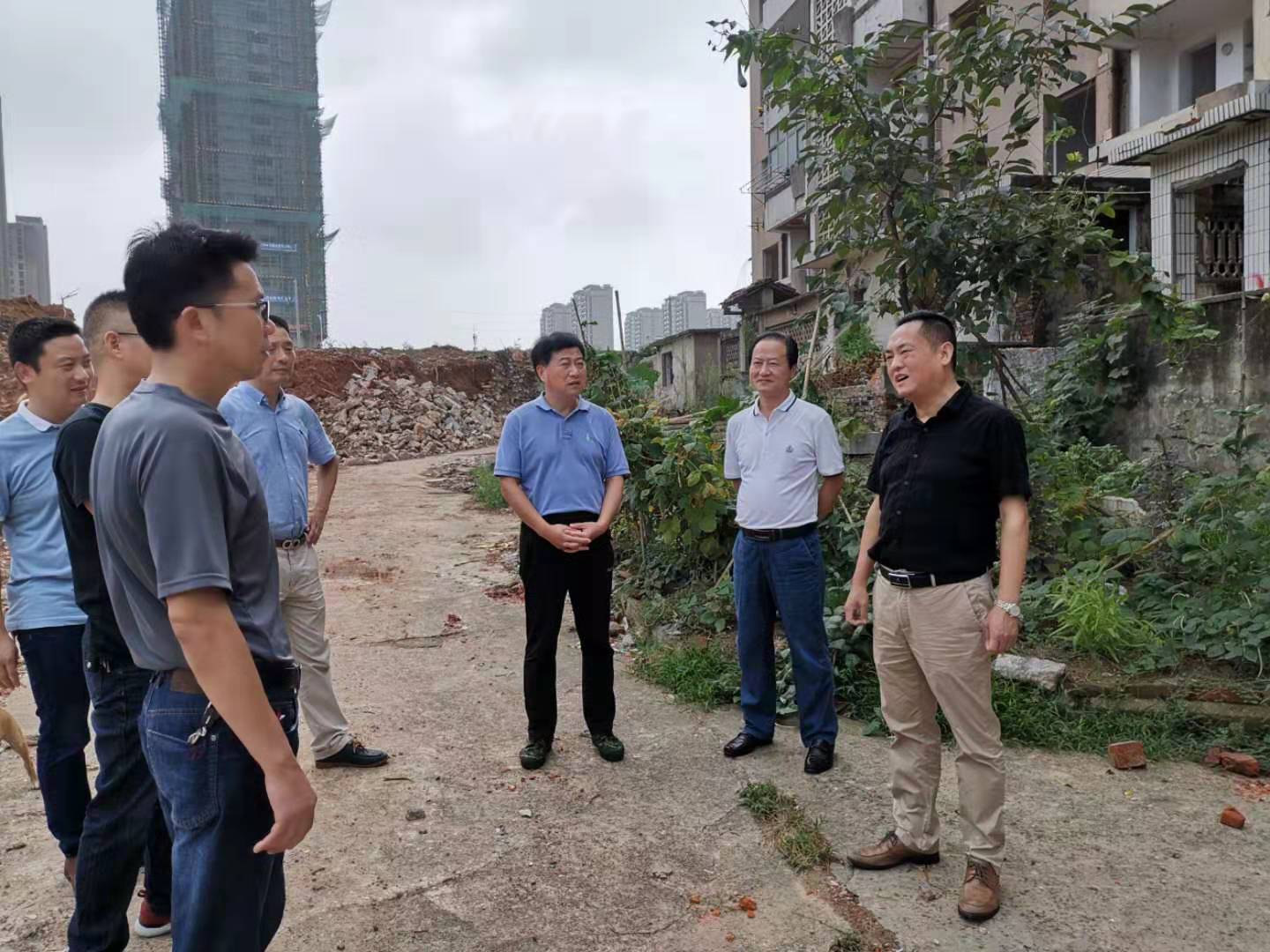 為加快方家沖、造紙廠和桂花園新安置區(qū)建設(shè)，2019年9月5日下，市城建集團(tuán)總經(jīng)理衛(wèi)民陪同市政府副秘書長(zhǎng)劉陳寅深入項(xiàng)目建設(shè)現(xiàn)場(chǎng)，調(diào)度推進(jìn)安置區(qū)征遷工作.jpg