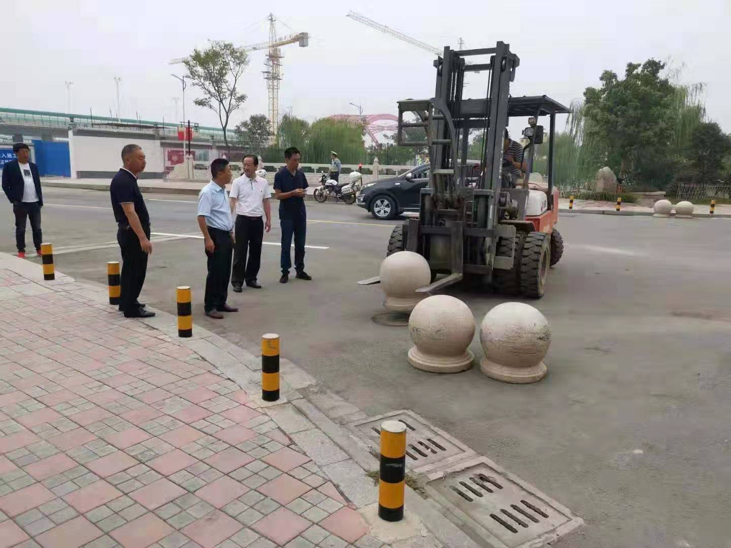 為向新中國成立七十周年獻(xiàn)禮，市城建集團(tuán)攻堅(jiān)克難，實(shí)現(xiàn)了北門棚改區(qū)域民生路10月1日零時(shí)順利通車。國慶假期，市城建集團(tuán)堅(jiān)持做好一線工作，在與交警部門共同做好民生路通車保障工作外，抓細(xì)節(jié)，抓落實(shí)，確保其他各項(xiàng)工作有序推進(jìn)。.jpg